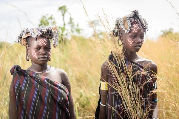 Young Mursi vrouwen in het gras — Stockfoto