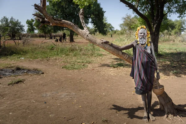 Vieille femme Mursi avec grande plaque à lèvres — Photo