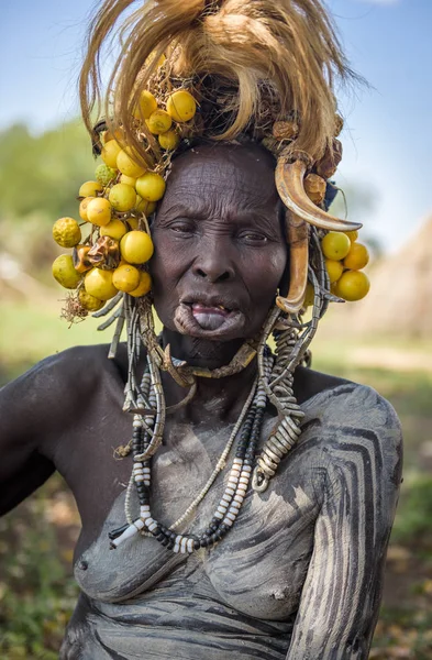 Oldmursi Frau mit reichen Dekorationen — Stockfoto