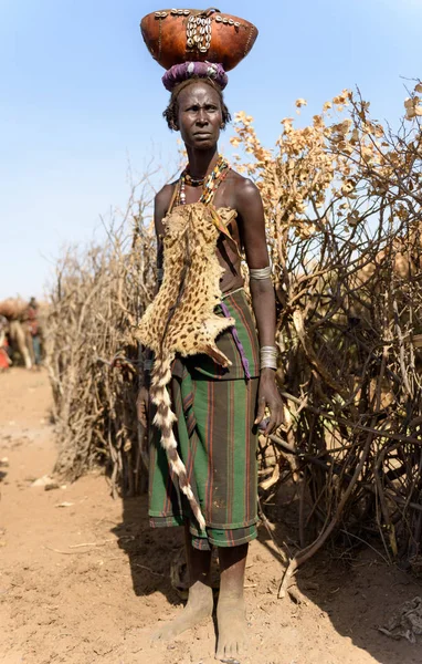 Portrait de femme Dassanech portant un cuir d'animal — Photo