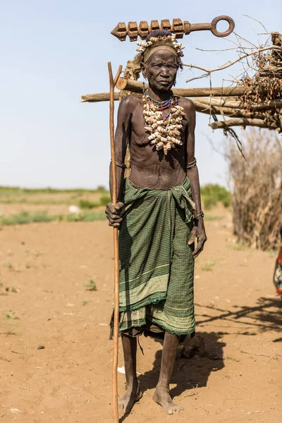 Oude Dassanech vrouw voor haar hut — Stockfoto