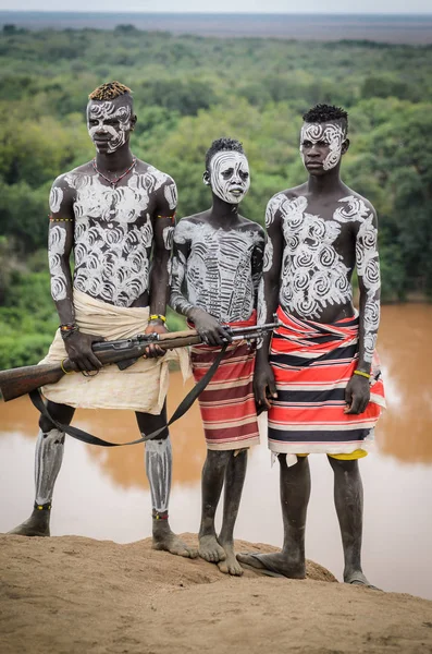 Karo young men on the banks of Omo river — Stock Photo, Image