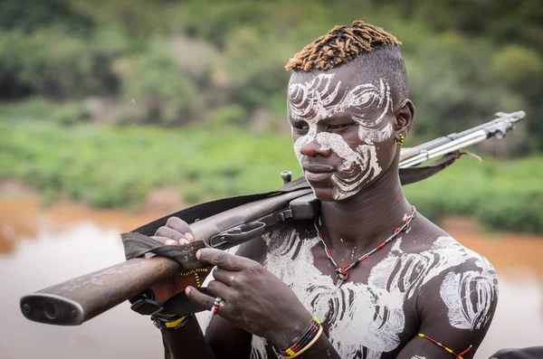 Karo genç adam Omo Nehri üzerinde — Stok fotoğraf