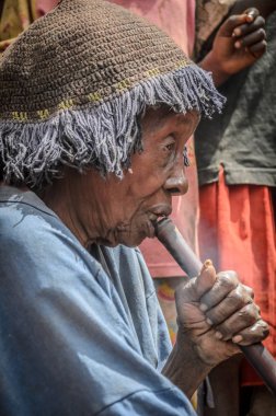 Yaşlı kadın Konso kabilesinden duman büyük bir boru
