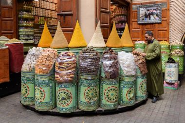 Marakeş içinde belgili tanımlık çarşı, çok renkli baharat