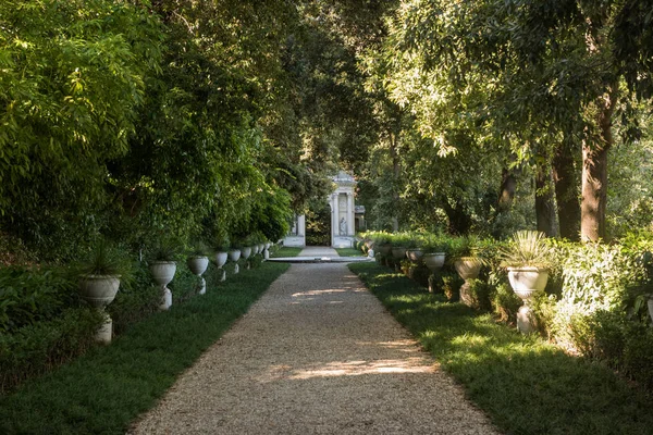 Krásný Park z Villa Pallavicini, Helej, Itálie — Stock fotografie