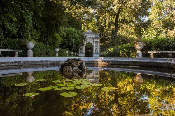 Krásný Park z Villa Pallavicini, Helej, Itálie — Stock fotografie