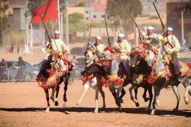 Geleneksel elbiseler Fas binici