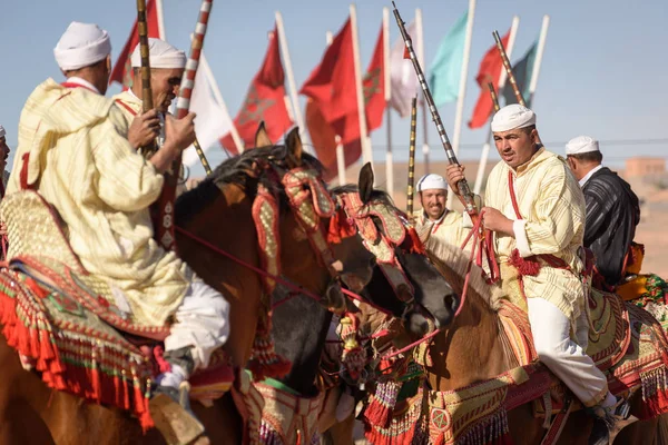 Cavalier marocain en robes traditionnelles — Photo