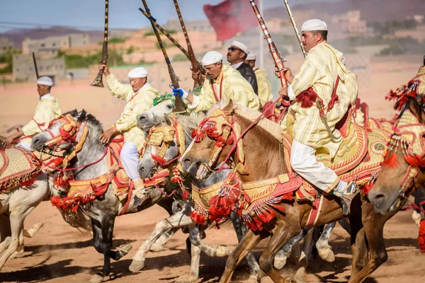 Cavalier marocain en robes traditionnelles — Photo