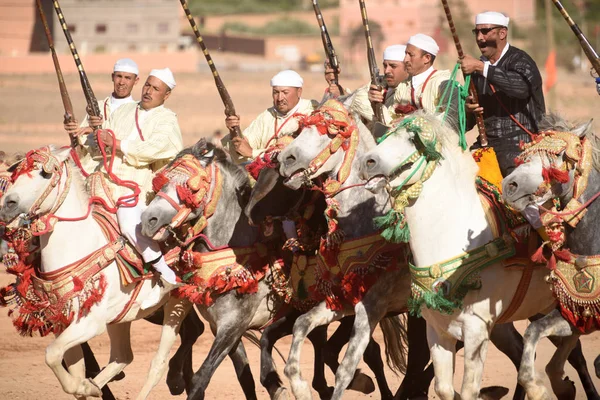 Geleneksel elbiseler Fas binici