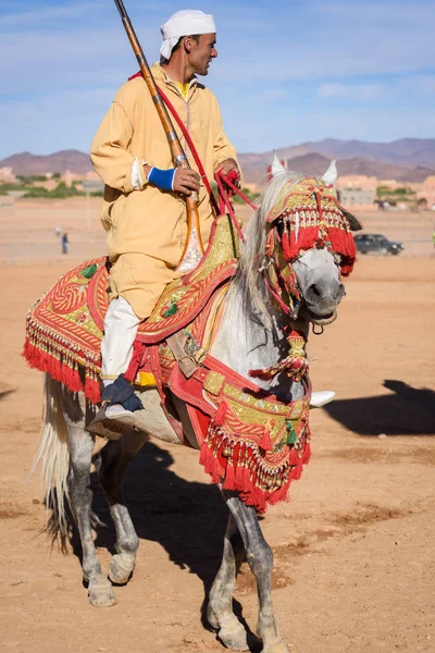 Cavalier marocain en robes traditionnelles — Photo
