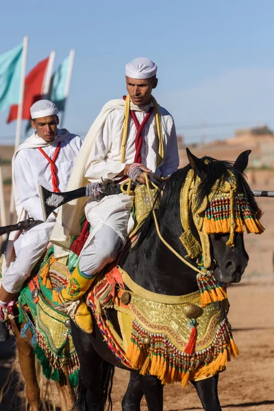 Jinete marroquí en vestidos tradicionales — Foto de Stock