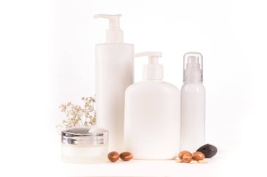 Argan ürünleri beyaz arka plan üzerinde