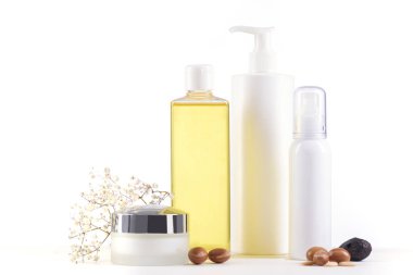 Argan ürünleri beyaz arka plan üzerinde