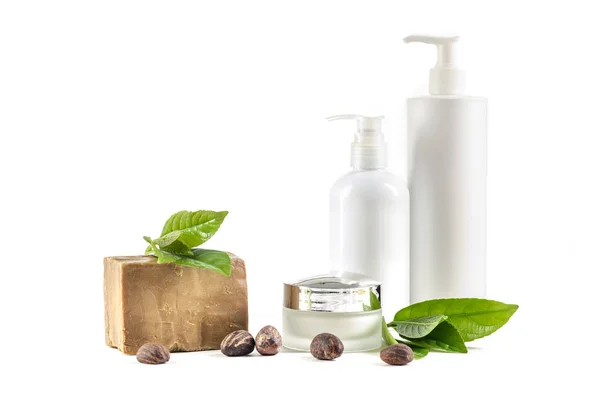 Sheabutter-Nüsse und Blätter, mit kosmetischen Produkten — Stockfoto