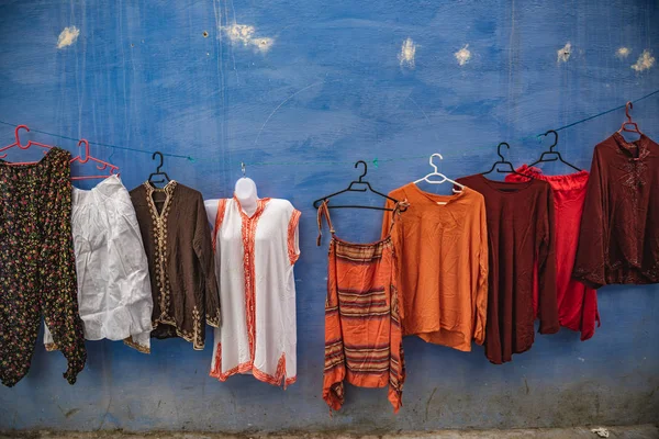 Moroccan clothes hang on a wall in Chefchaouen — Stock Photo, Image