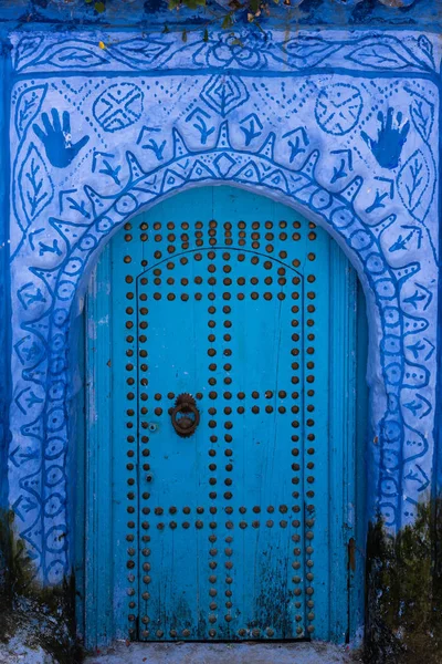 Riccamente decorato porta blu — Foto Stock