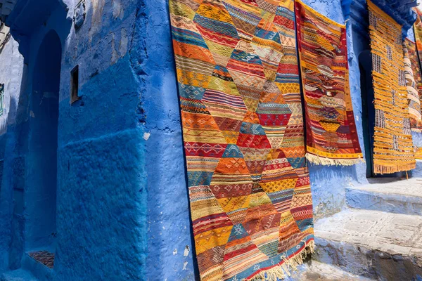 Loja de tapetes azul com tapetes pendurados na parede — Fotografia de Stock