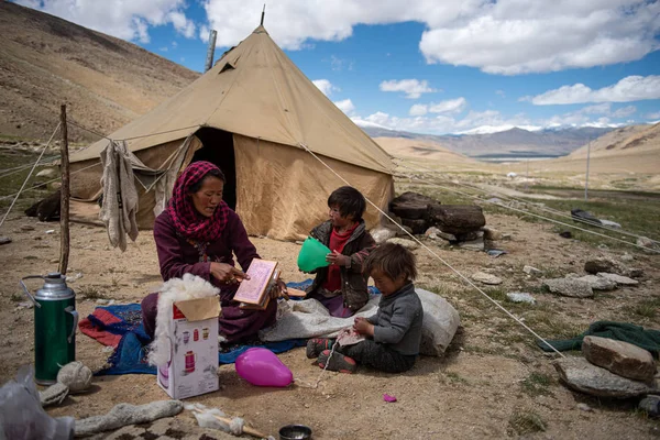 Woman carding wool fibers in Ladakh — Stock Photo, Image