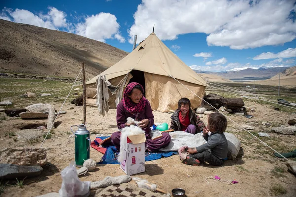 Donna che carda fibre di lana in Ladakh — Foto Stock