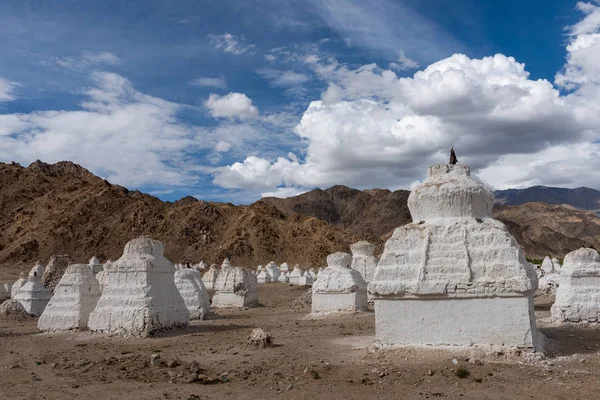 Temple stupas blanc près de Shey Palace , — Photo