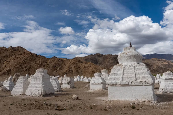 Temple stupas blanc près de Shey Palace , Photos De Stock Libres De Droits