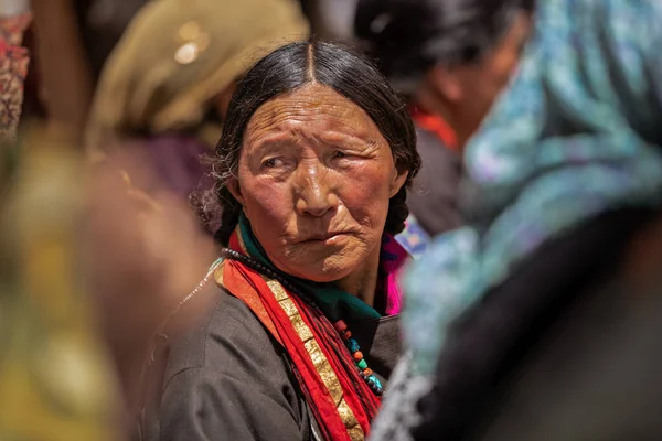 Ladakh, porträtt av en kvinna med traditionella klänningar — Stockfoto