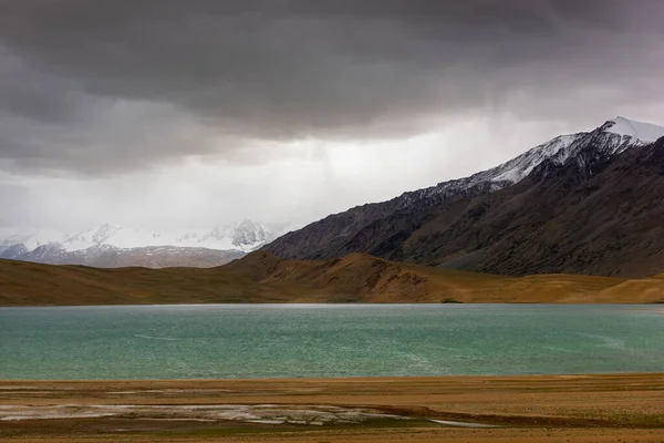Ladakh landschap met besneeuwde bergen in de buurt van Tso Moriri meer — Stockfoto