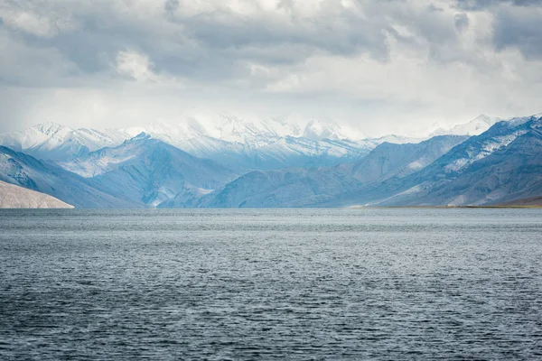 Вид на озеро Тасо - Морірі (Ладакх, Індія) — стокове фото