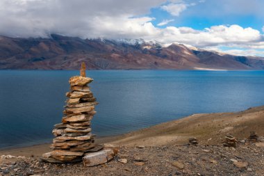 Tso Moriri 'de preyör taşları.