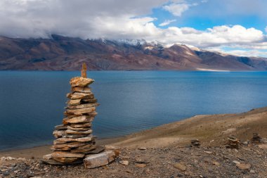 Tso Moriri 'de preyör taşları.