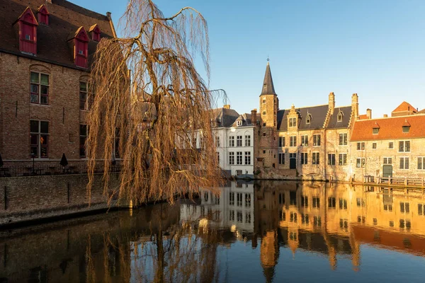 Bruges, Belgium, ősi házak a csatornákon Stock Kép