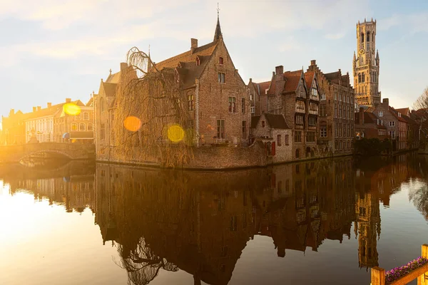 Középkori házak egy csatornán, Bruges Stock Fotó