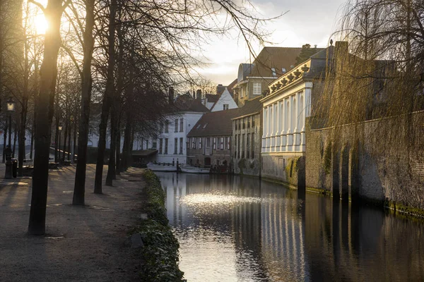 Bruges csatornák naplementekor Stock Kép