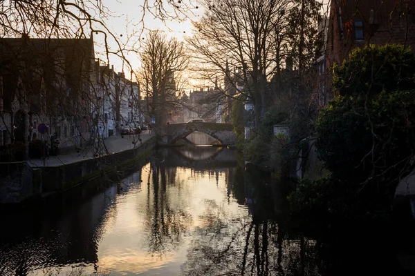 Les canaux de Bruges au coucher du soleil Image En Vente