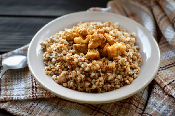Tabakta et olan karabuğday. Rus yemeği, vejetaryen gıda konsepti.