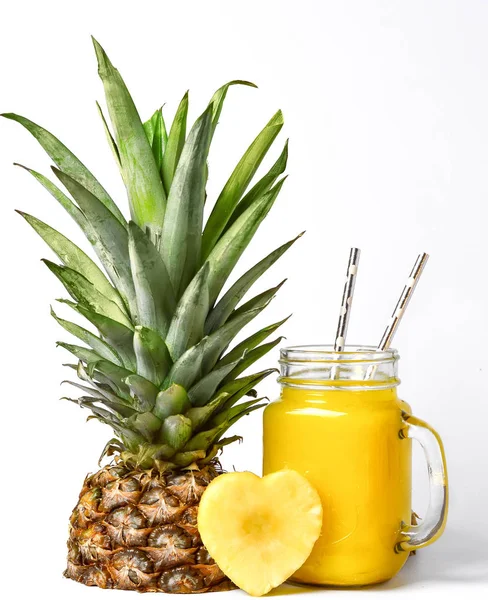 Beyaz arka planda bir bardak ananas suyu. Ferahlatıcı bir meyve suyu..