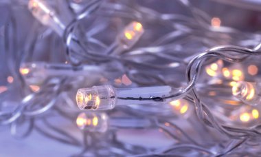 Noel 'de süslemek için çelenkler, ampuller. Seçici odak.