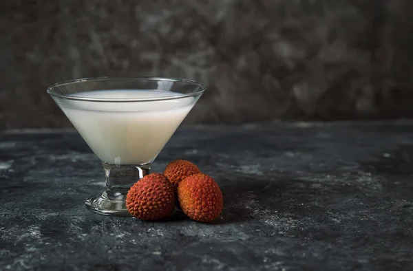 Lychee 'den tropik bir içecek, ferahlatıcı, lezzetli, sağlıklı. Seçici odaklanma. Boşluğu kopyala.