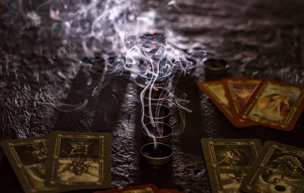 Falcılık, kartlarda öngörü. Gizem, sihir. Seçici odak.