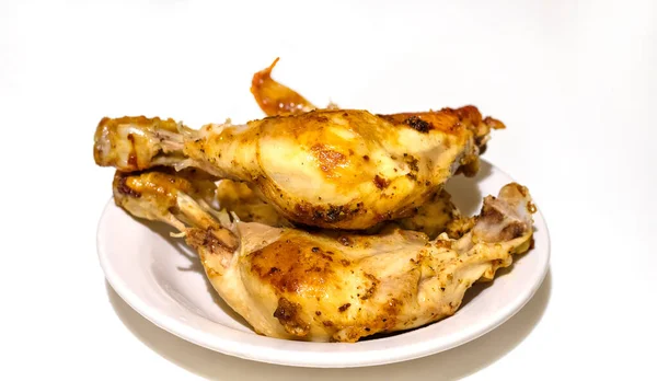 Tabakta kızarmış tavuk ve beyaz arka plan
