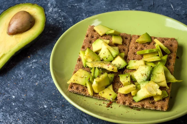 Vejetaryen yemeği. Çavdar ekmeğine baharatlı avokado dilimleri. Beslenme yemeği.