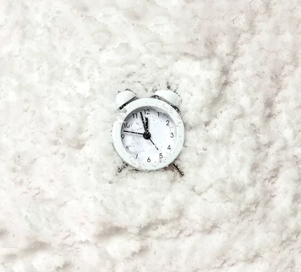 Zaman, saat, kar arkaplanı hakkında ters rapor. Kış.