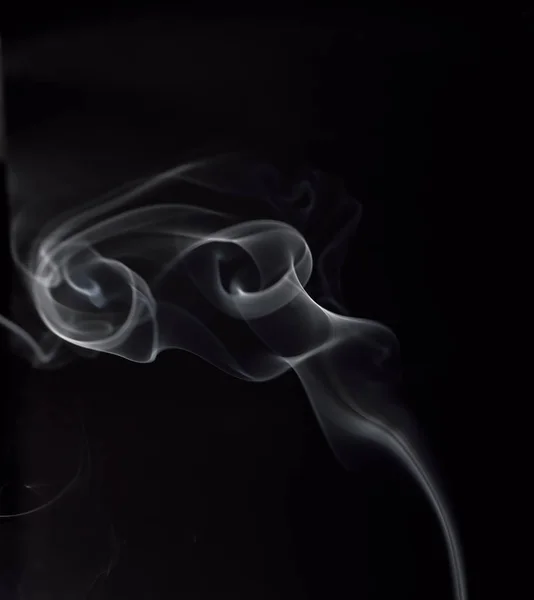 Tasarım için siyah arkaplan deseninde beyaz duman