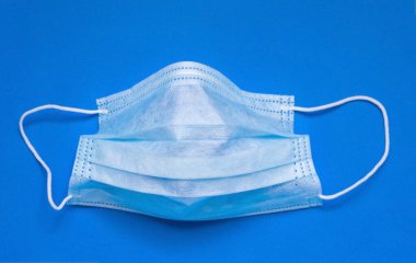 Mavi arka planda tıbbi maske