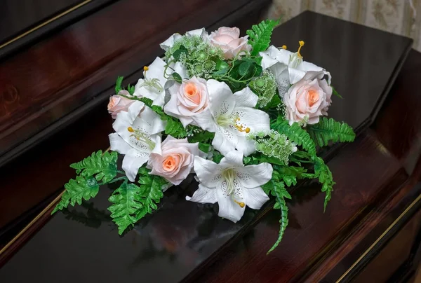 Ξύλινο Φέρετρο Διακοσμημένο Λουλούδια Ταφή Του Αποθανόντος — Φωτογραφία Αρχείου