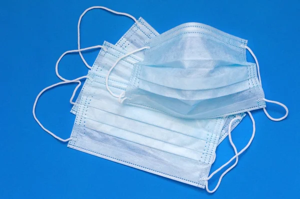 Maschere Mediche Monouso Uno Sfondo Blu Protezione Contro Virus Batteri — Foto Stock
