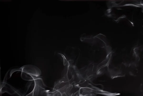 Siyah arkaplanda beyaz soyut duman.