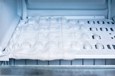 Dondurucu, buz bölmesi. Çözünüyor.